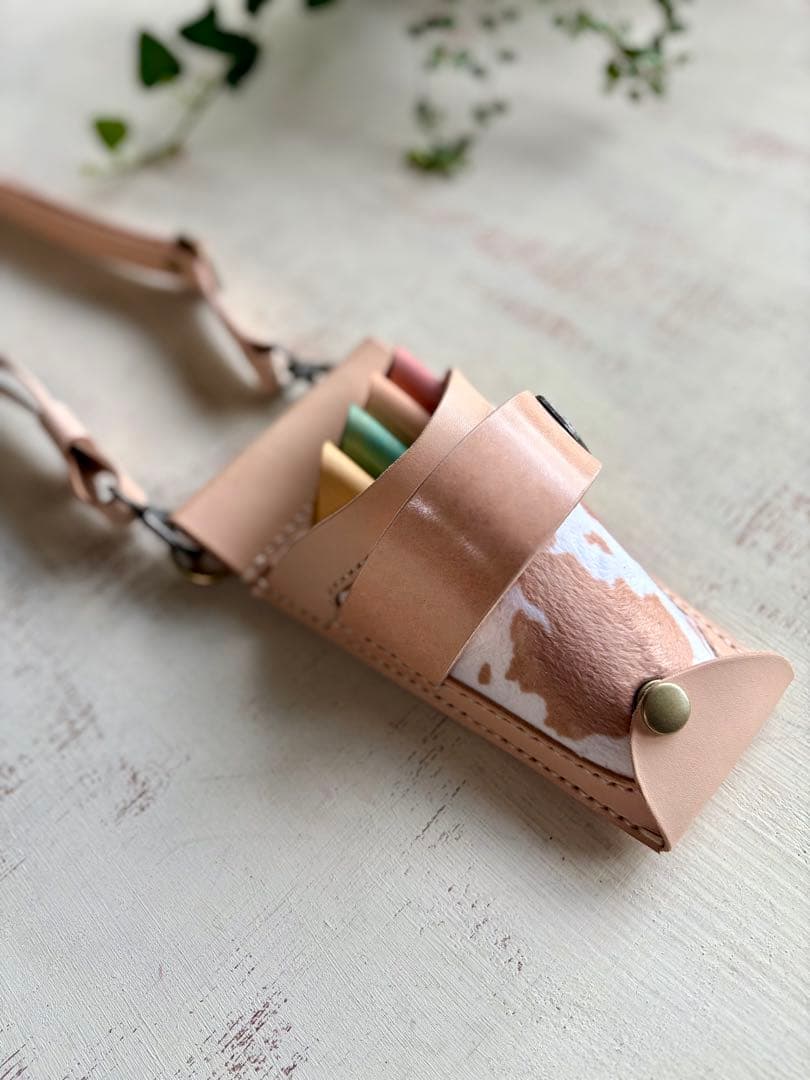 vivi ヌメ革ナチュラル、ハラコカウのコンパクトシザーケースと皮袋付き