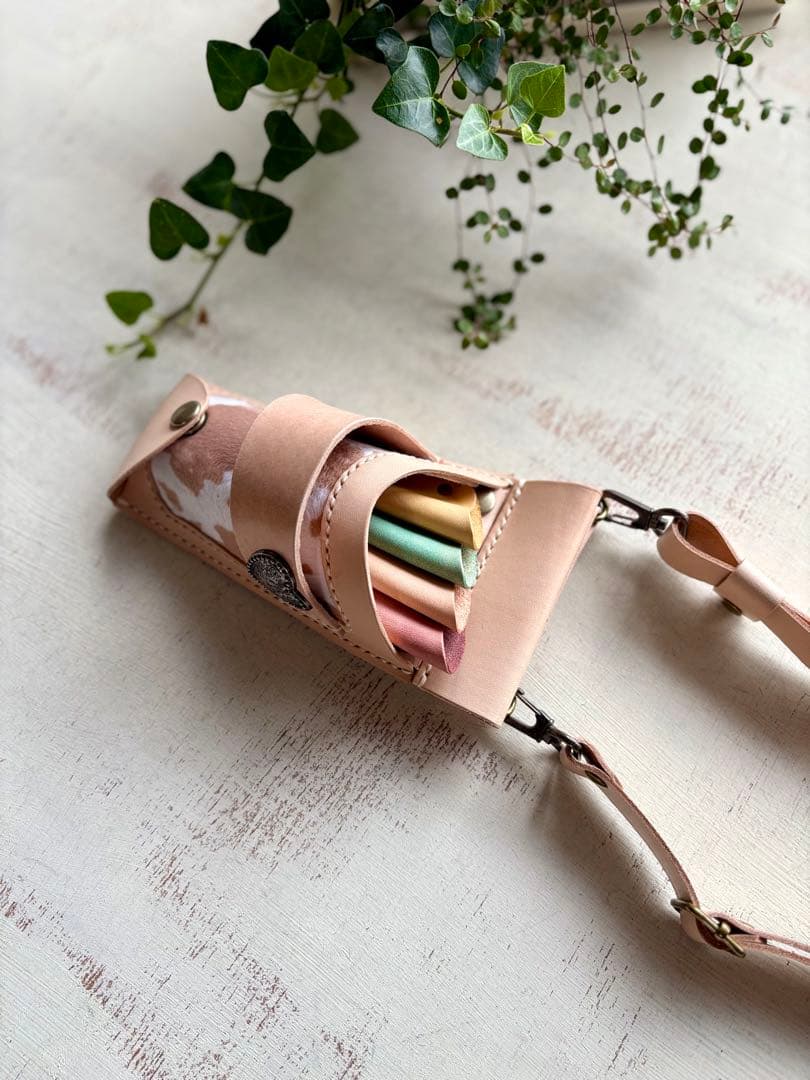 vivi ヌメ革ナチュラル、ハラコカウのコンパクトシザーケースと皮袋付き