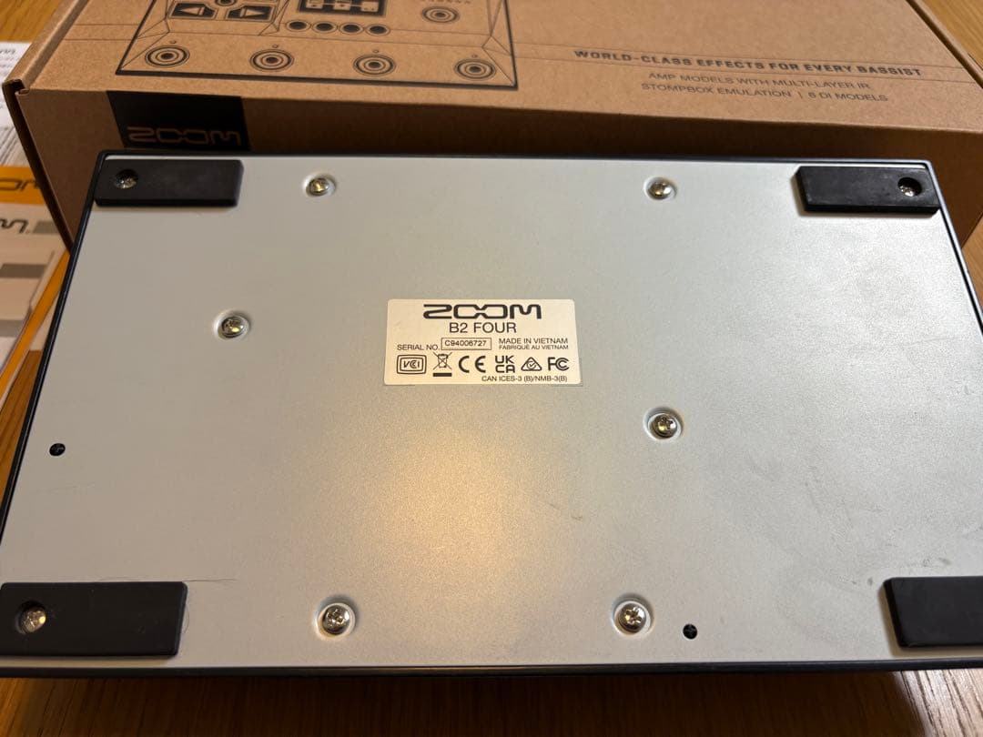 美品　ZOOM マルチエフェクター B2 FOUR ベースエフェクター　ズーム