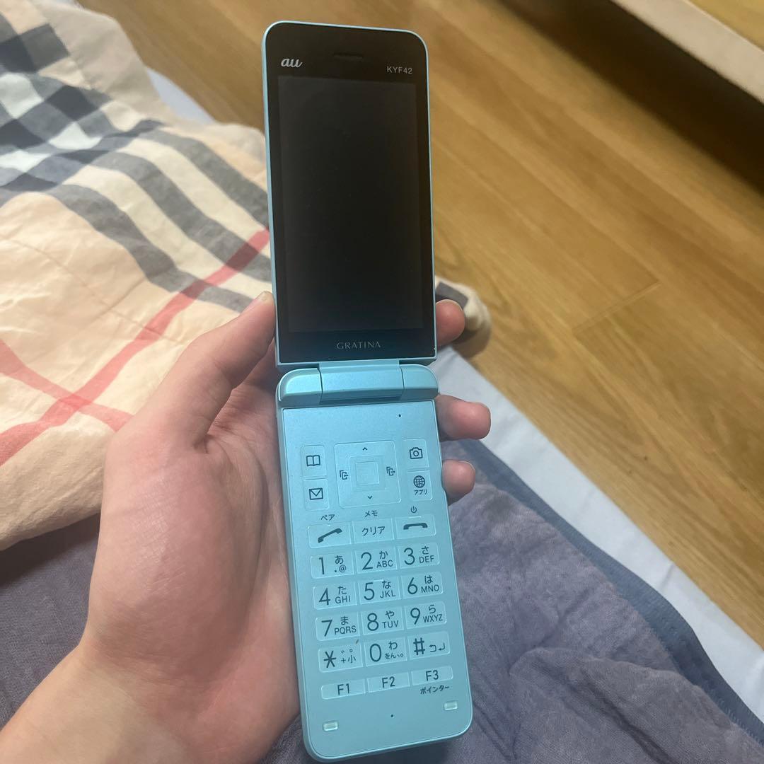 au HITACHI GRATINA KYF42 折りたたみ式携帯電話 水色