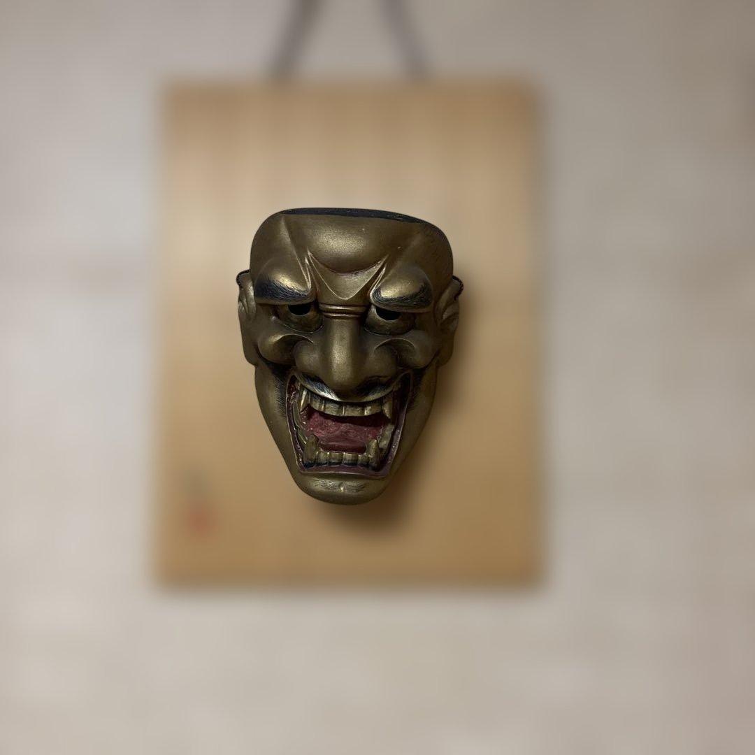 金色の鬼の面