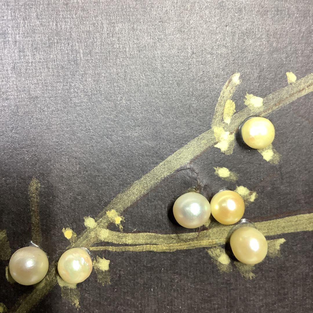 色紙　34個の天然真珠で飾られた　赤椿、白梅図