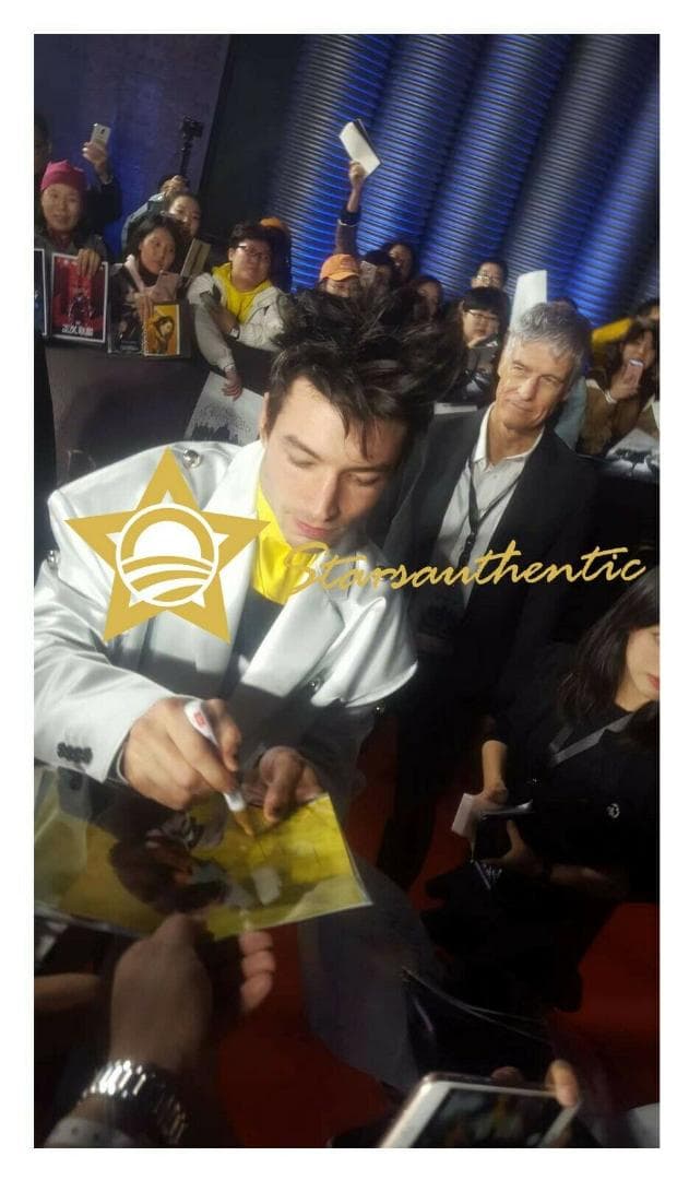 直筆サイン入り写真 エズラ・ミラー 俳優/フレームなし/SA鑑定済