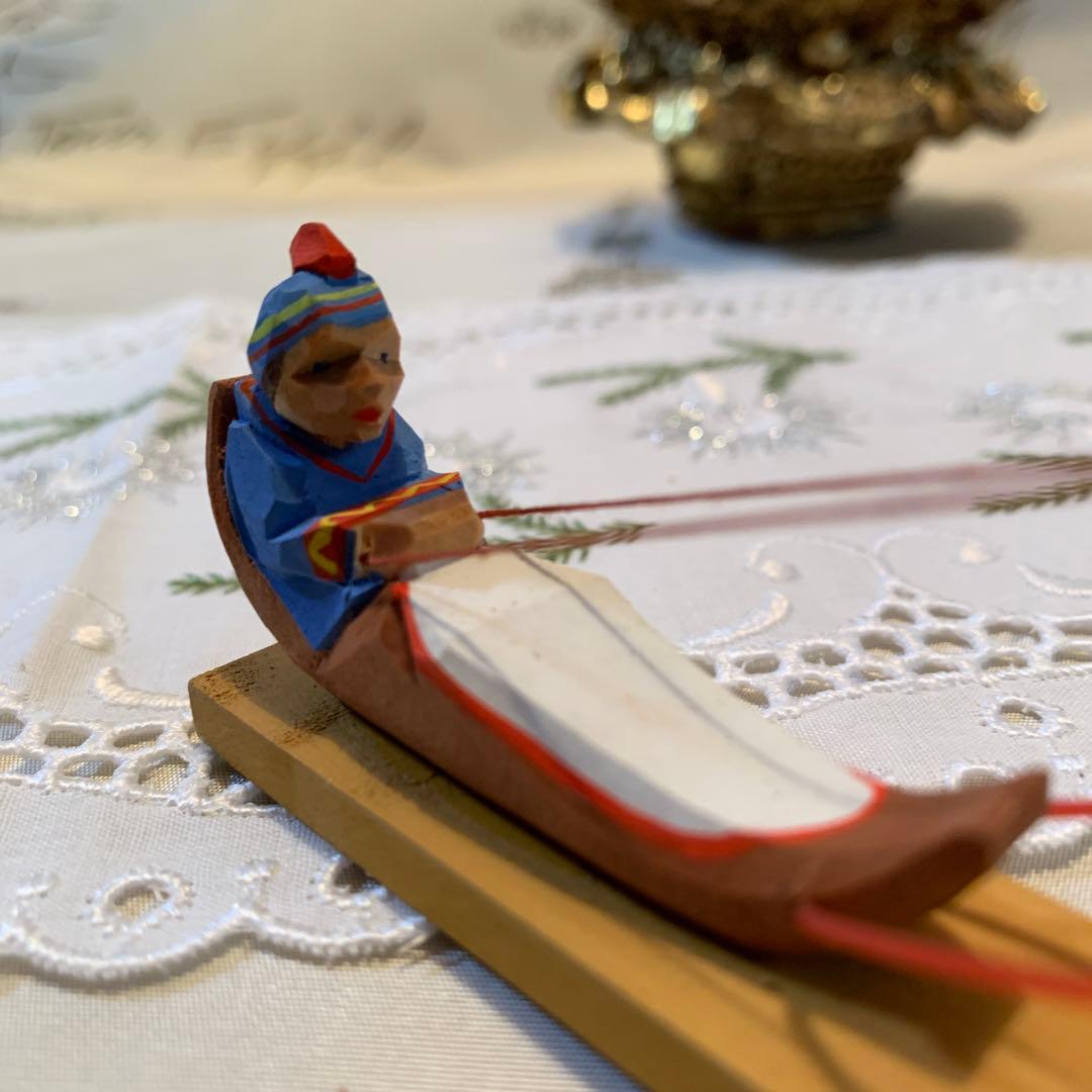 ドイツ製　木製人形　エルツ地方　ヘルビック工房のソリを引く男の子色合いが可愛い！