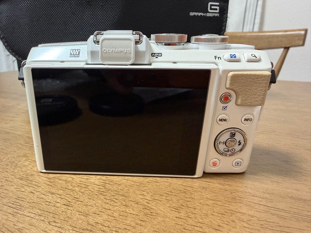 OLYMPUS PEN Lite E-PL7 【ショット数1982回】美品 白