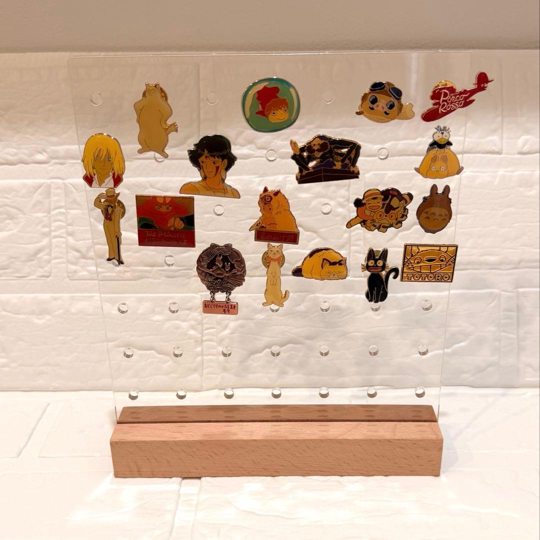 スタジオジブリ　ジブリがいっぱいピンズ他　１８点セット　有効ボード付き