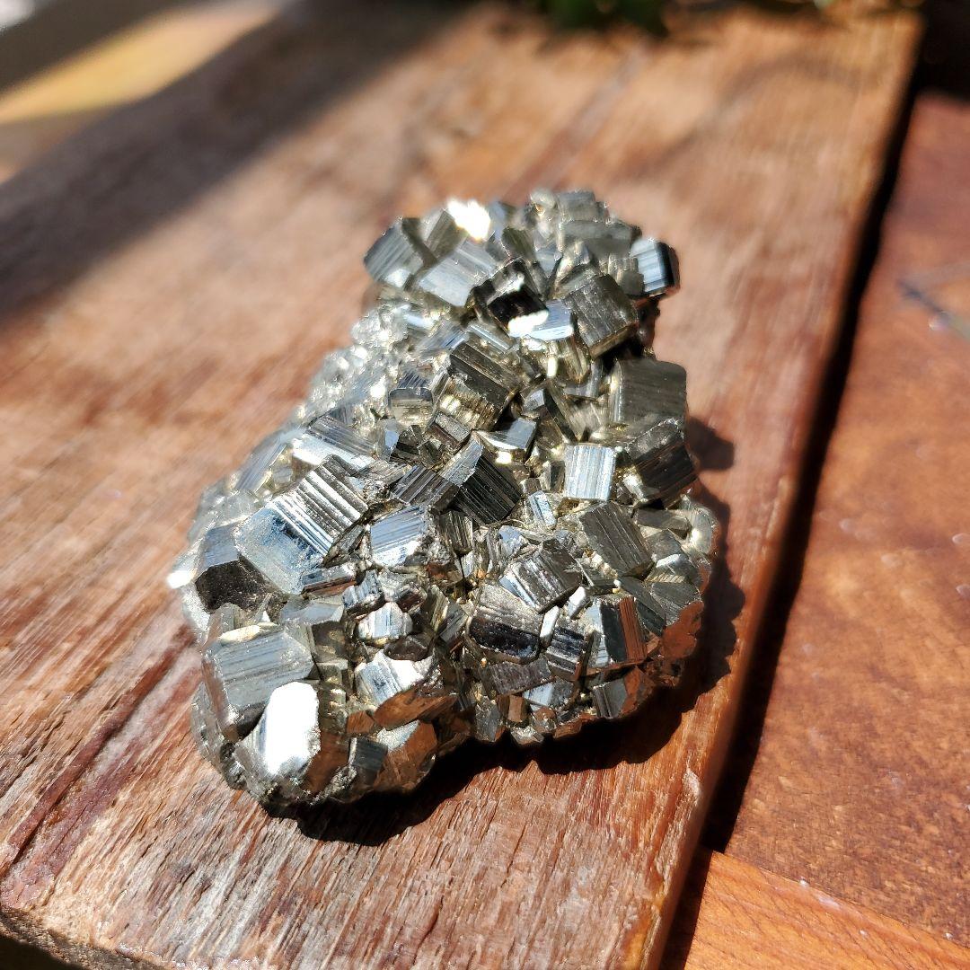 パイライト原石　大きめ　結晶7　ペルー産　鉱物標本（黄鉄鉱）