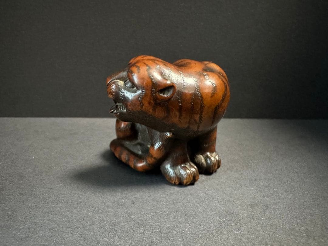 【根付(netsuke)】　木製トラの根付　正直作　江戸時代