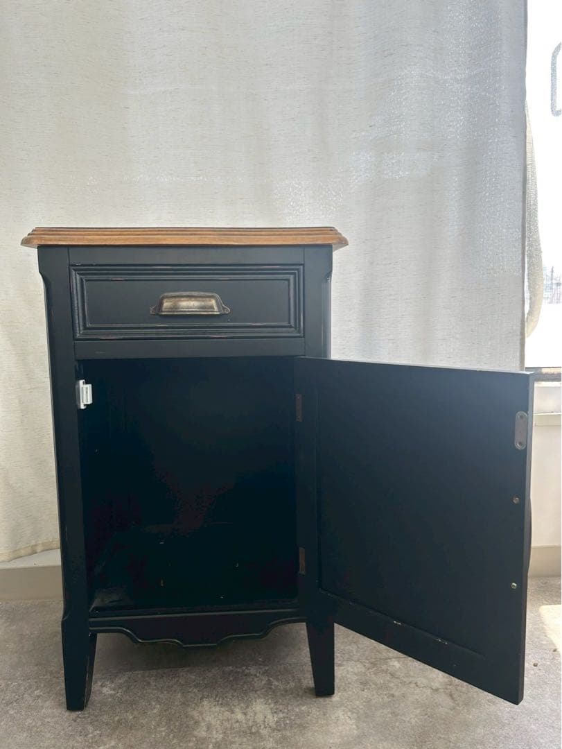 黒い木製クラシックキャビネット