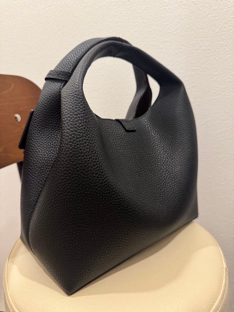 CHARLES & KEITH チャンス メタリックアクセントバケットバッグ