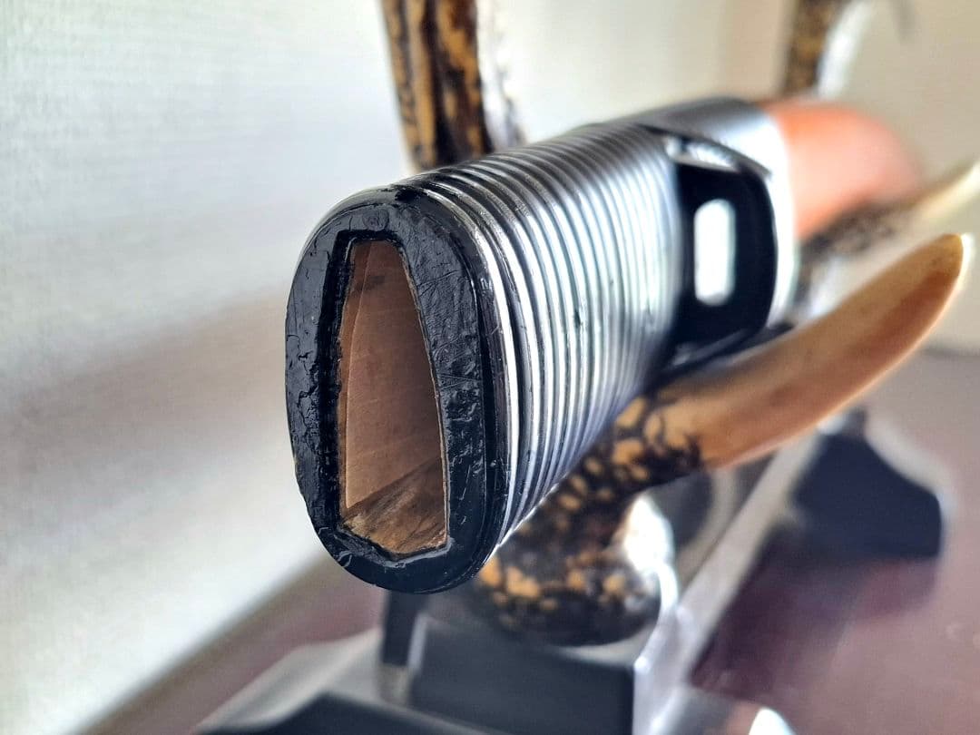 【高級居合刀】柄牛本革巻・鞘籐巻・二重刃紋　人気の2尺3寸5分、重さ鞘払851g