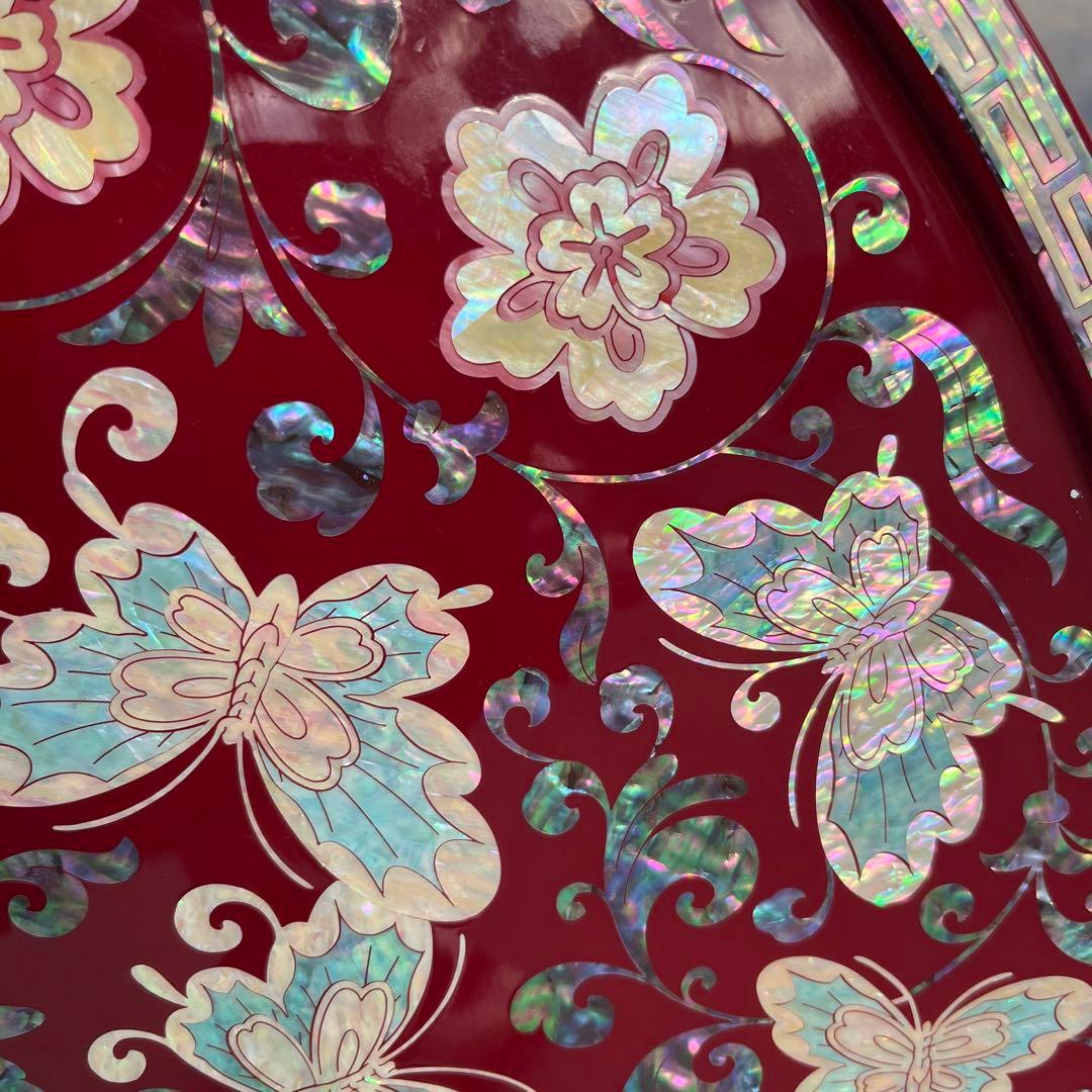 貝細工装飾の赤い漆器風工芸品