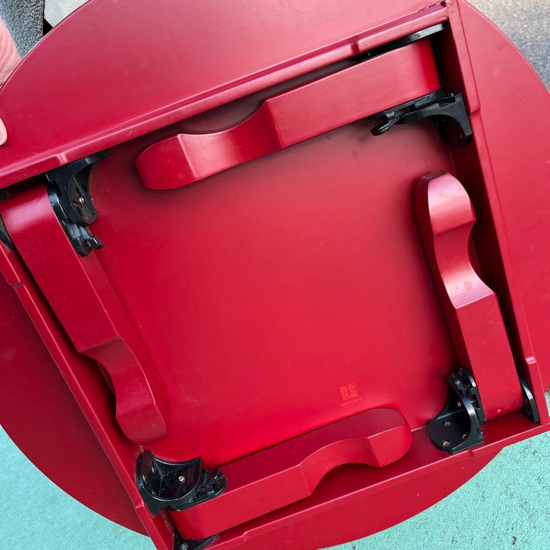 貝細工装飾の赤い漆器風工芸品