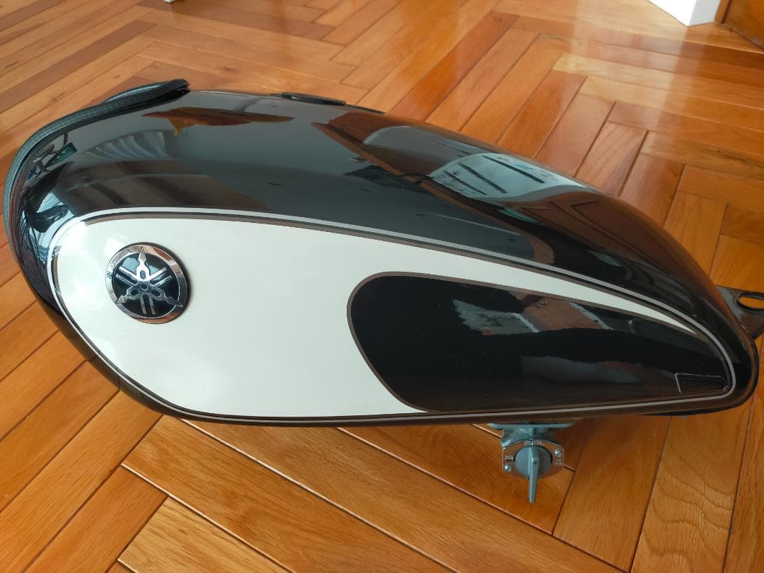 Yamaha ヤマハ　sr400 500タンク ブラック/ホワイト