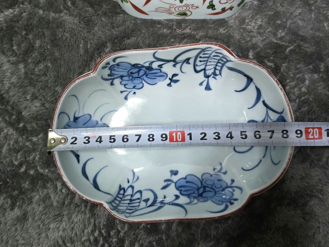 古伊万里の伊万里焼の染め付けがあり美しいお皿です