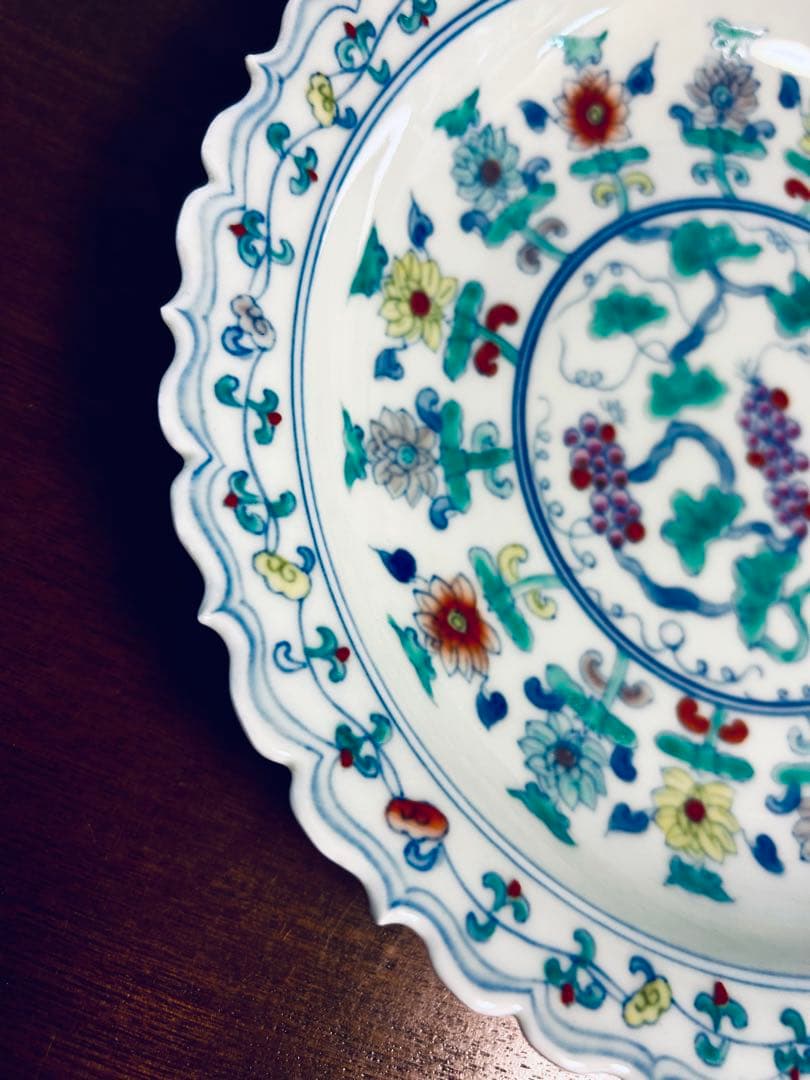 中国陶磁器 中国美術 清朝時代 　成化年製　粉彩豆彩色絵葡萄文盤皿　　優品美品