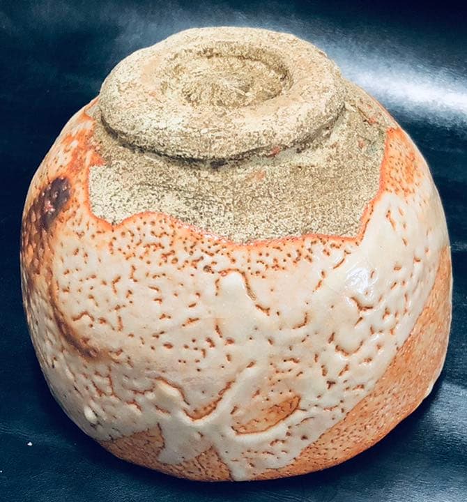 究極の美◼️蔵から美しい夕焼け色に鈴蘭が描かれた抹茶茶碗が出てきました。茶道具