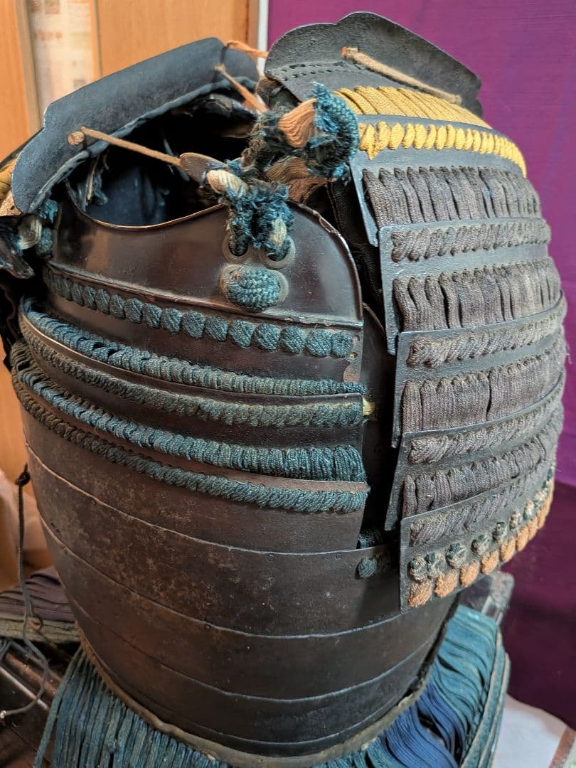 戦国末期〜江戸時代中期頃時代本歌武家着用実戦鎧凄まじい迫力鉄地鎧胴袖鎧櫃付当時物