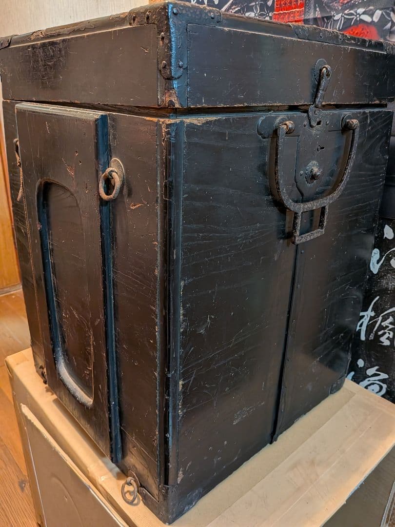 戦国末期〜江戸時代中期頃時代本歌武家着用実戦鎧凄まじい迫力鉄地鎧胴袖鎧櫃付当時物