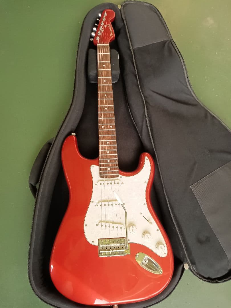 ストラトタイプ　 マッチングヘッド メタリックレッド　汎用ソフトケース付き