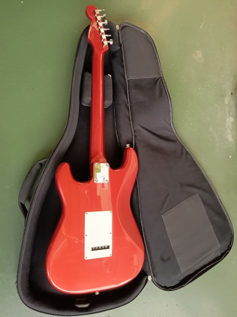 ストラトタイプ　 マッチングヘッド メタリックレッド　汎用ソフトケース付き