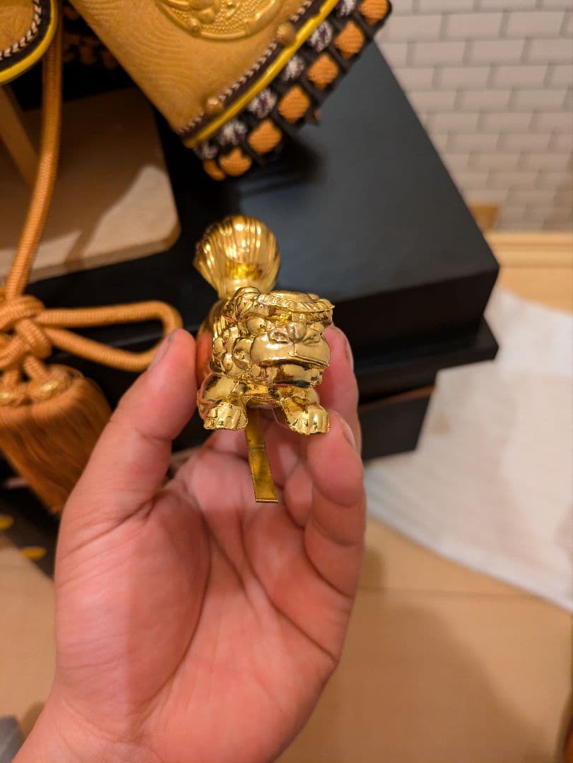 伝統的な武士の兜と獅子像のセット