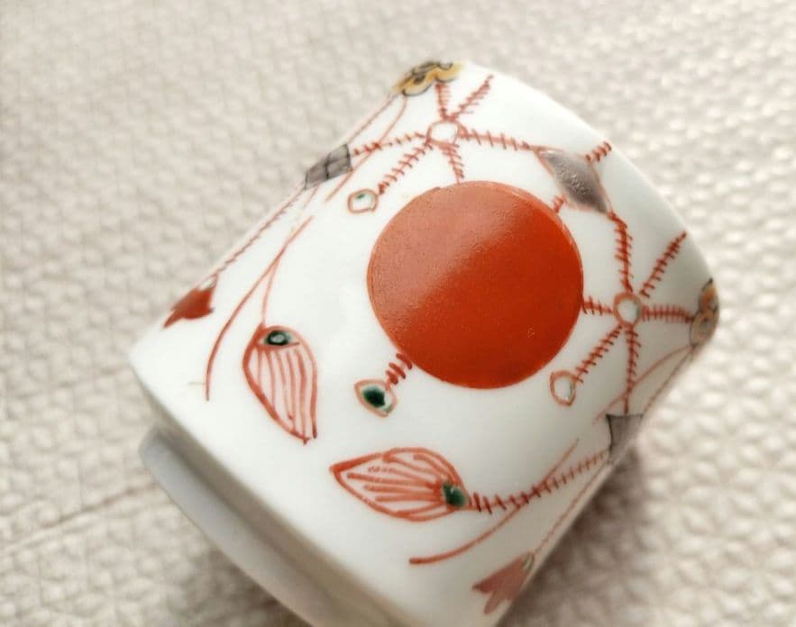 お値下げしました、2個組　古伊万里　赤玉　瓔珞文　覗