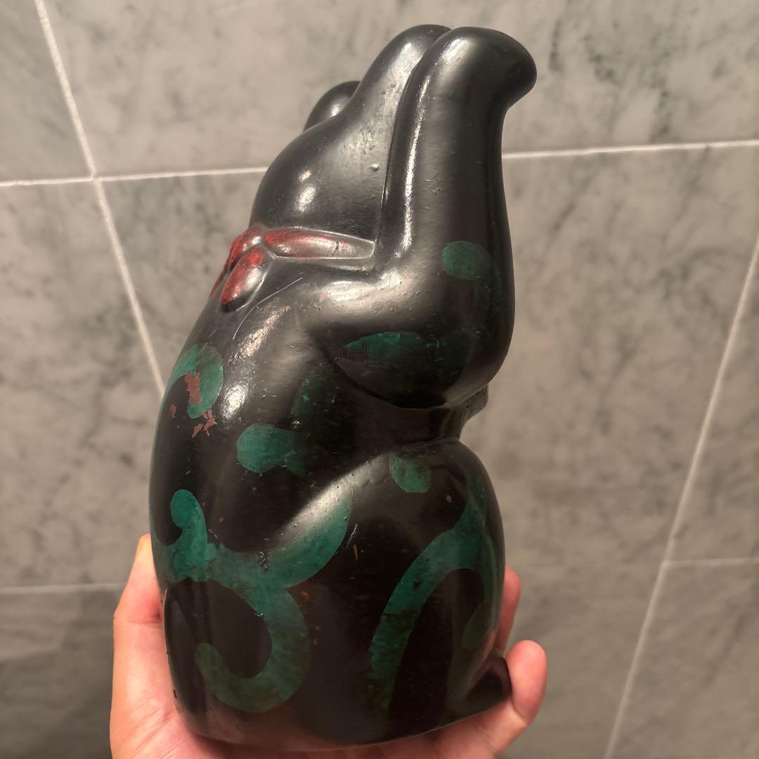 1920-30年代アンティーク妖艶な瞳と唐草模様が美しい陶器の招き猫