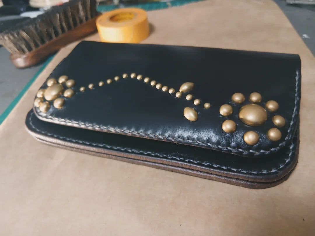 Hoween クロムエクセルレザー 茶芯トラッカーウォレット 真鍮スタッズ