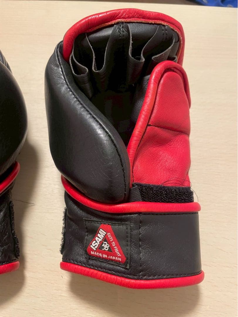 ISAMI ボクシンググローブ 黒 赤 サイズF