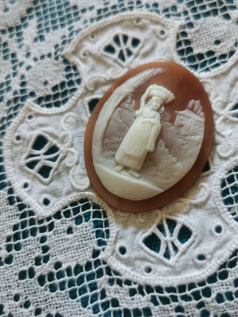 アンティークカメオ イタリア 洗濯物を運ぶ女性 人物風景画 ボビン編刺繍レース付