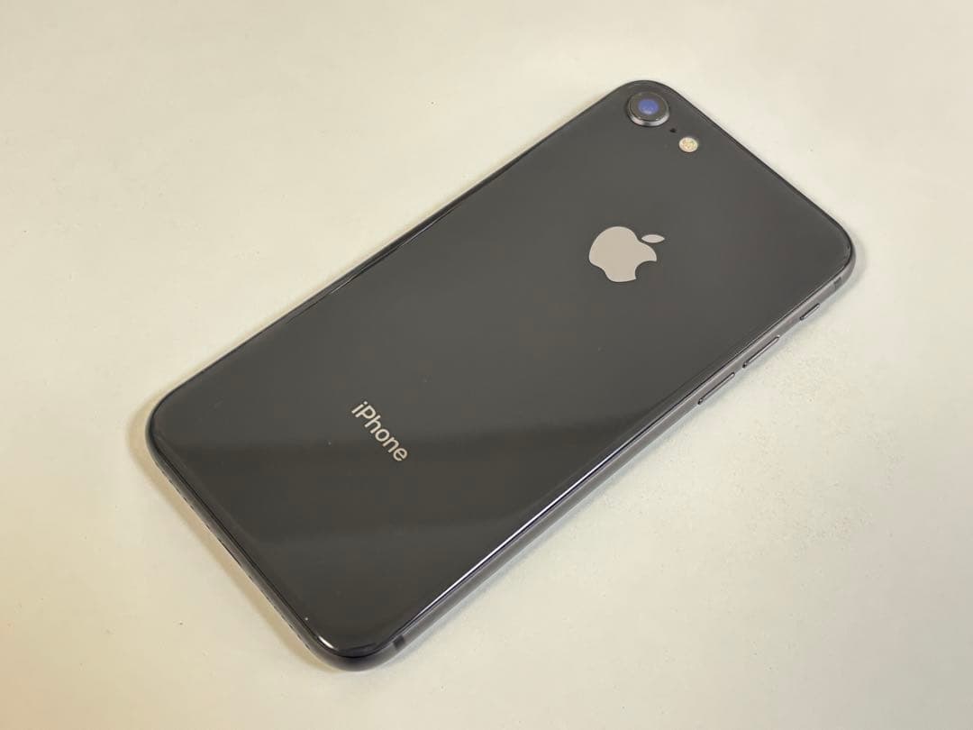 iPhone8 64GB SIMロック解除済み au版