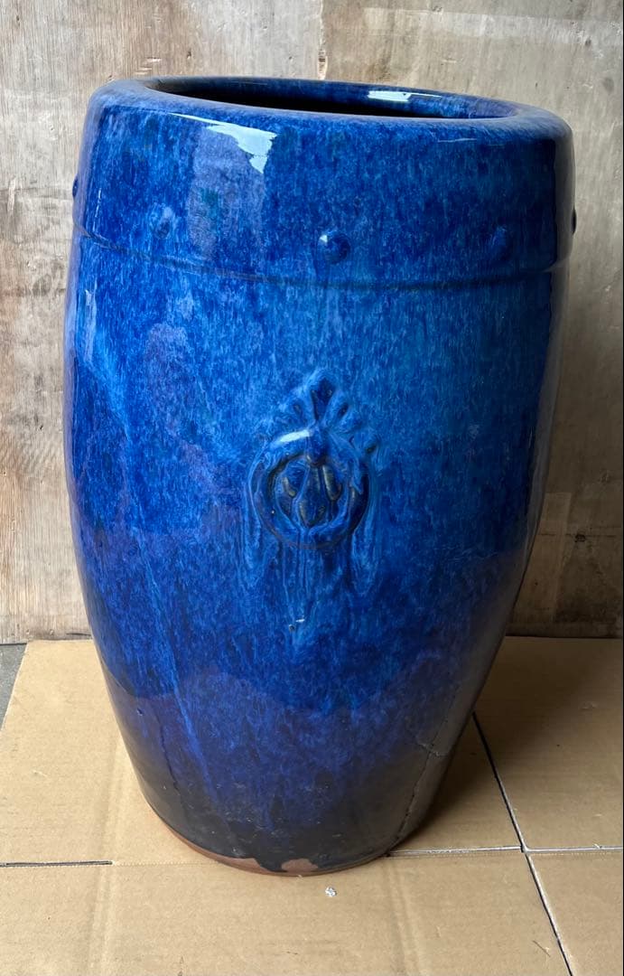 青い陶器の円筒形花瓶