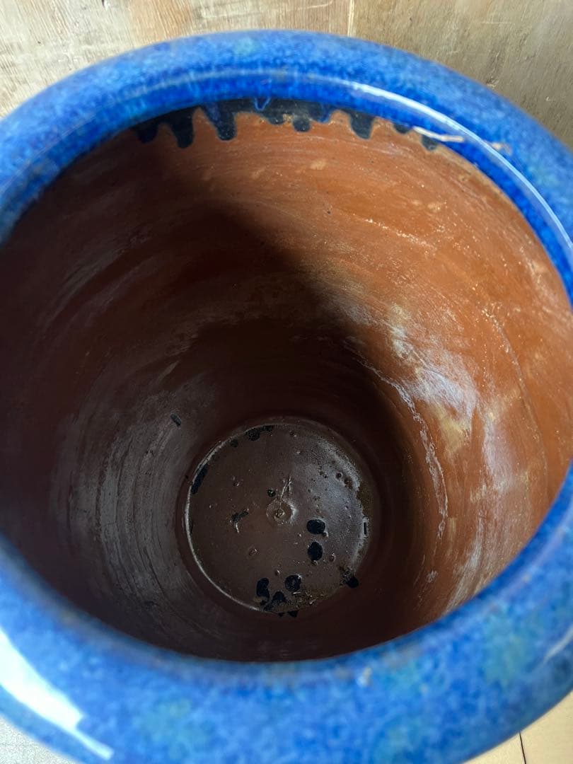 青い陶器の円筒形花瓶