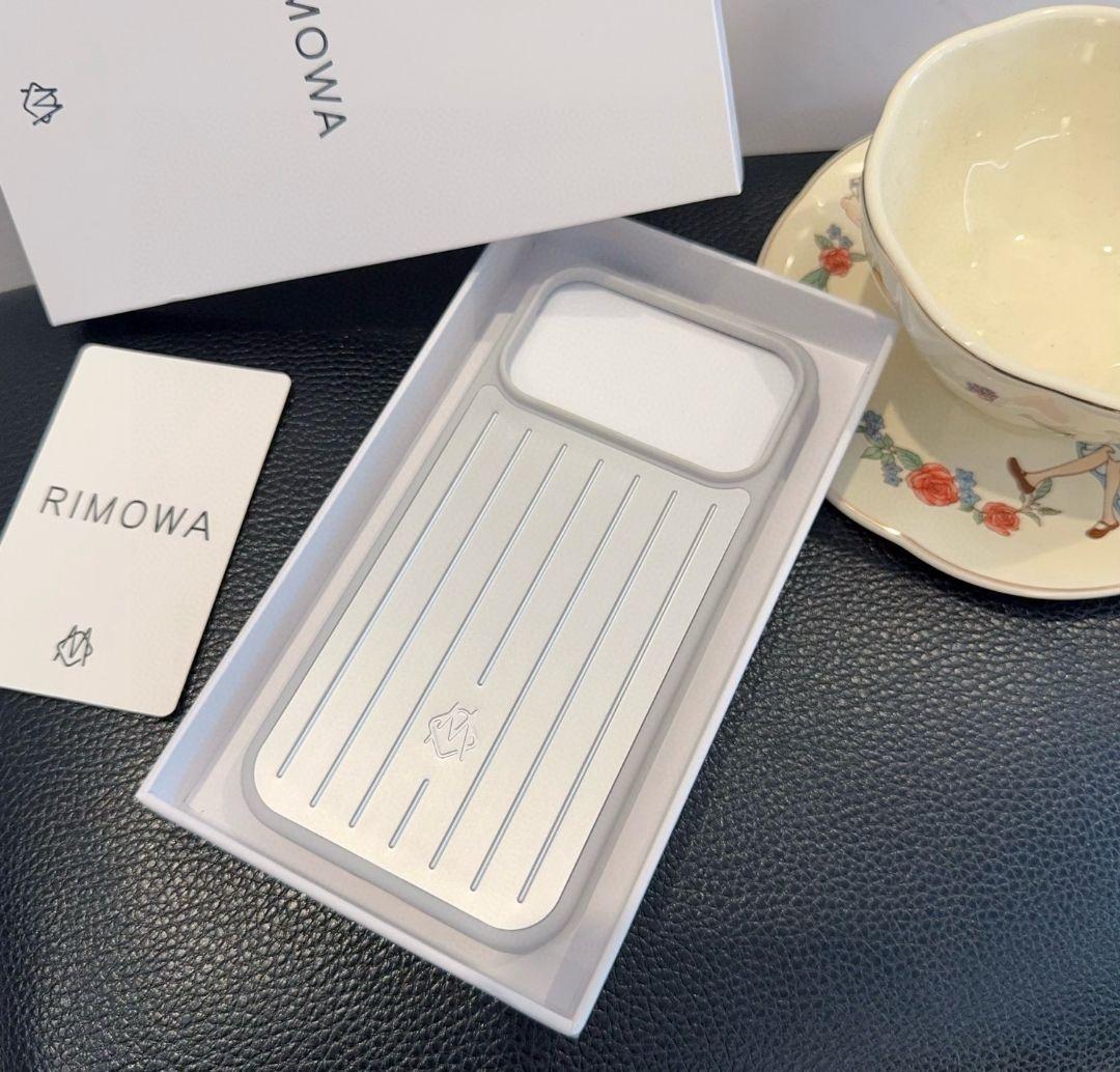 RIMOWA リブデザイン iPhone 17 pro ケース シルバー系
