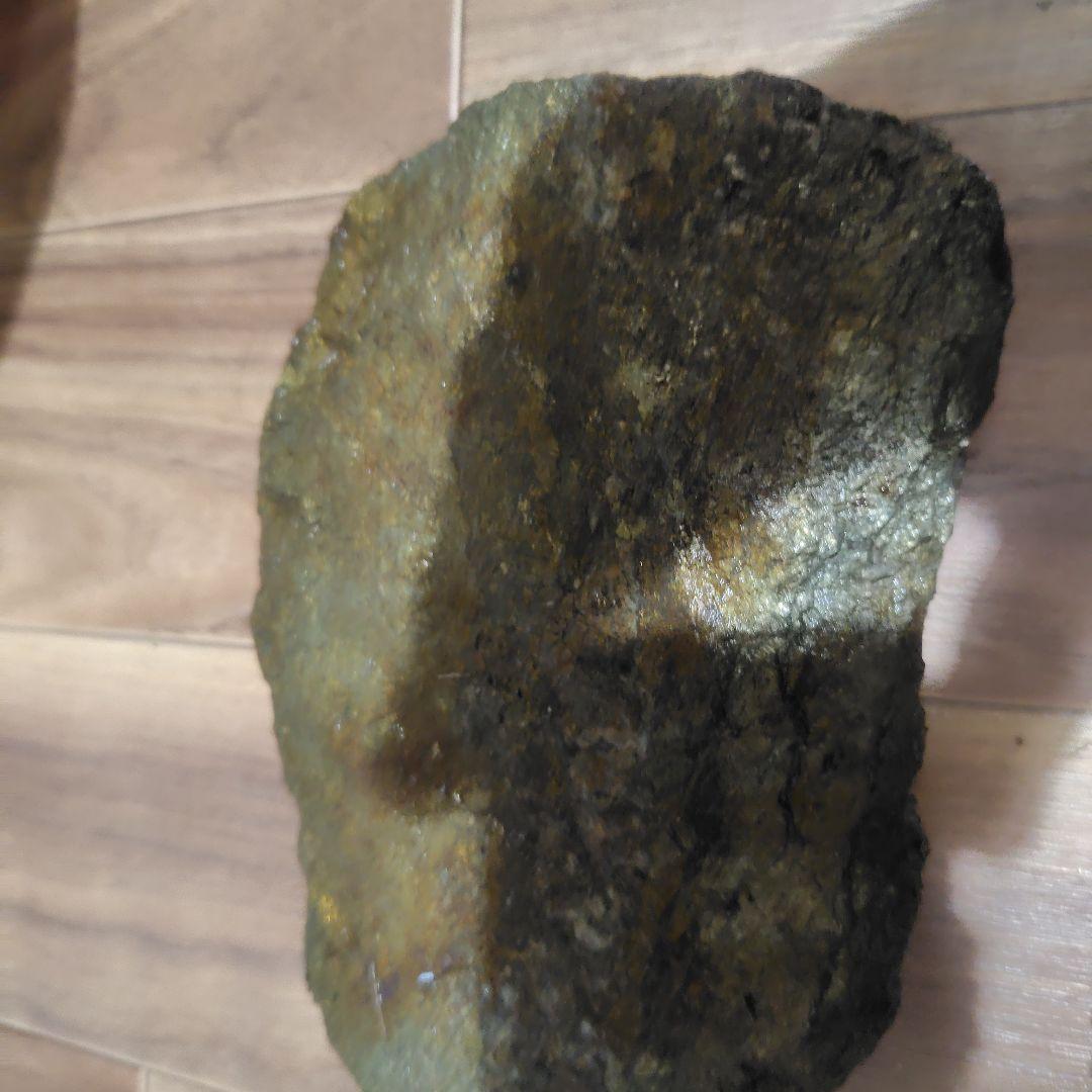 光沢のある黒と緑の石