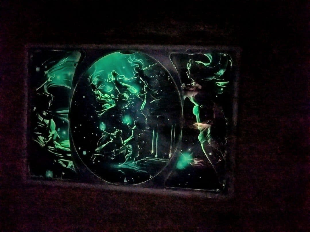 ジグソーパズル完成品。暗闇で光る。