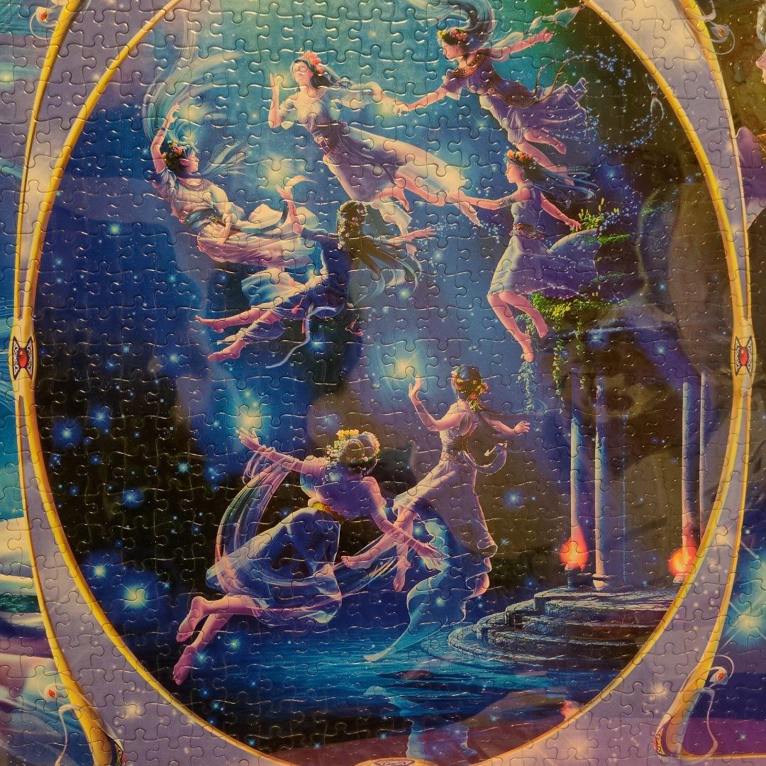 ジグソーパズル完成品。暗闇で光る。