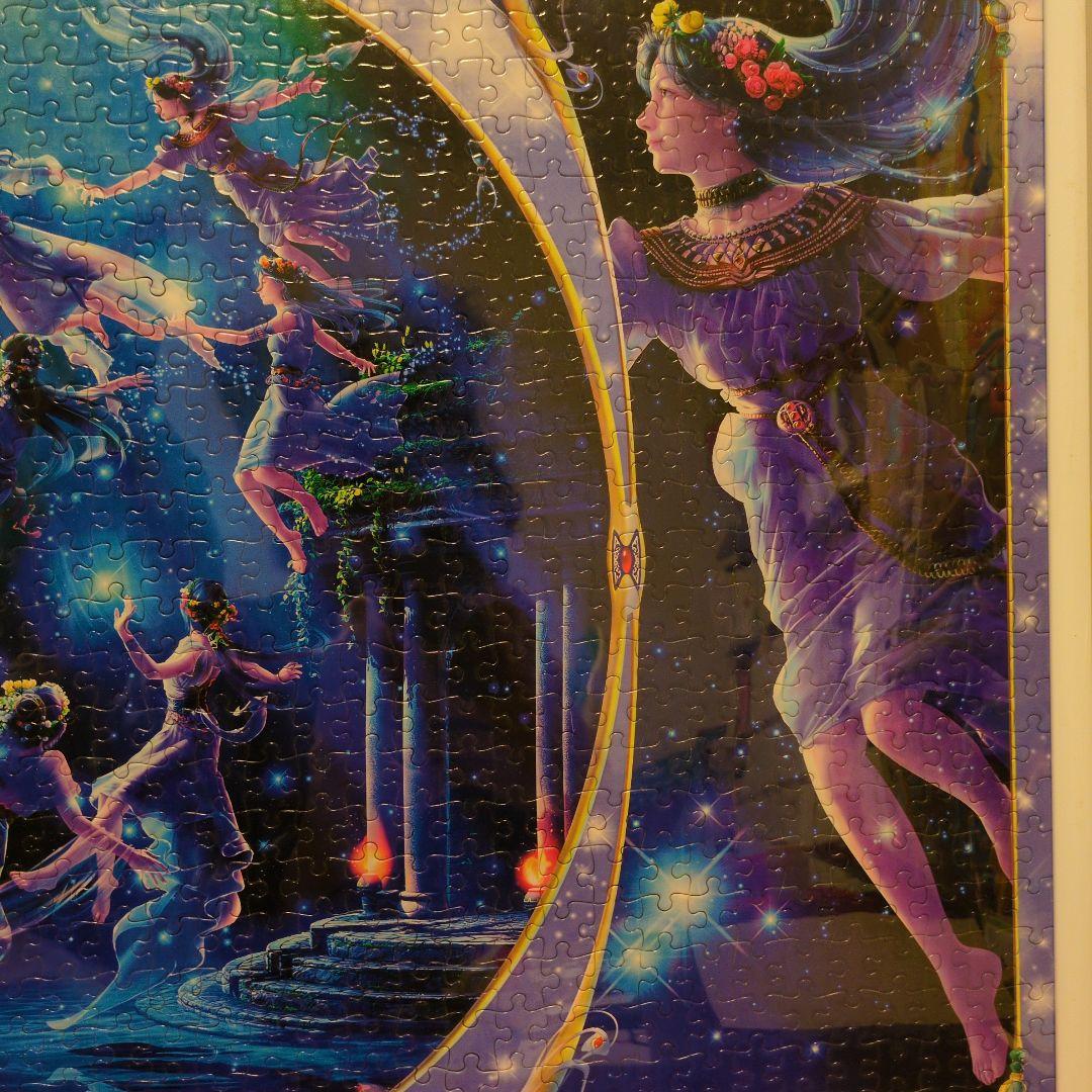 ジグソーパズル完成品。暗闇で光る。