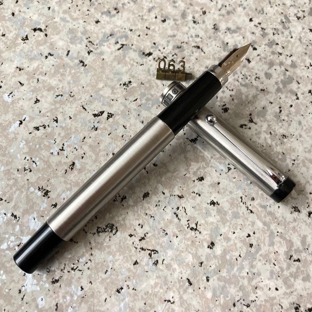 #063 オーバーホール済み 万年筆 プラチナ 蝕刻 18k WG