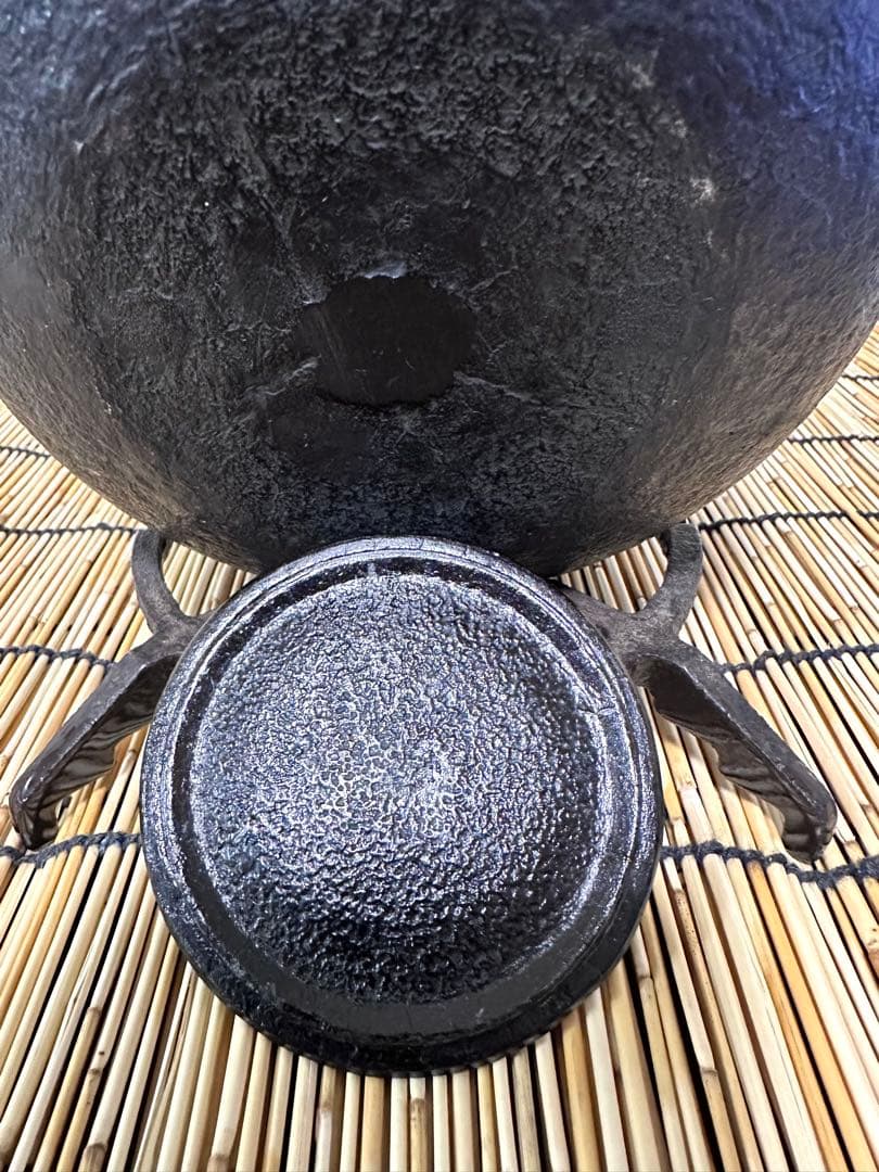 未使用品　供箱等付属品付　南部喜州 (及川 喜徳)造　鍛治打袋鉉１５型　南部鉄瓶