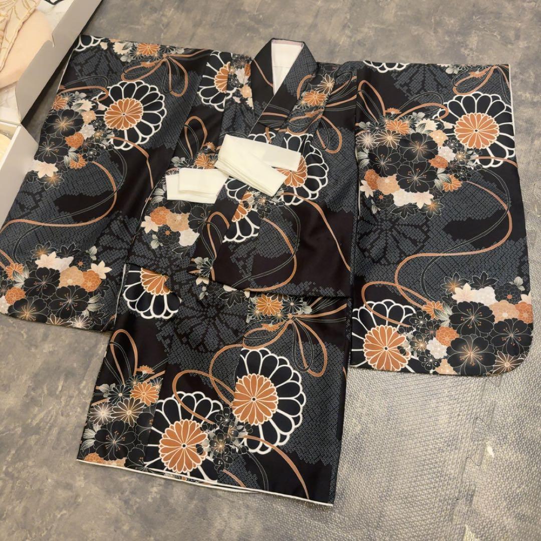 七五三着物 3歳 男の子 被布セット ベージュ金彩×墨黒の菊重ね ベレー帽つき