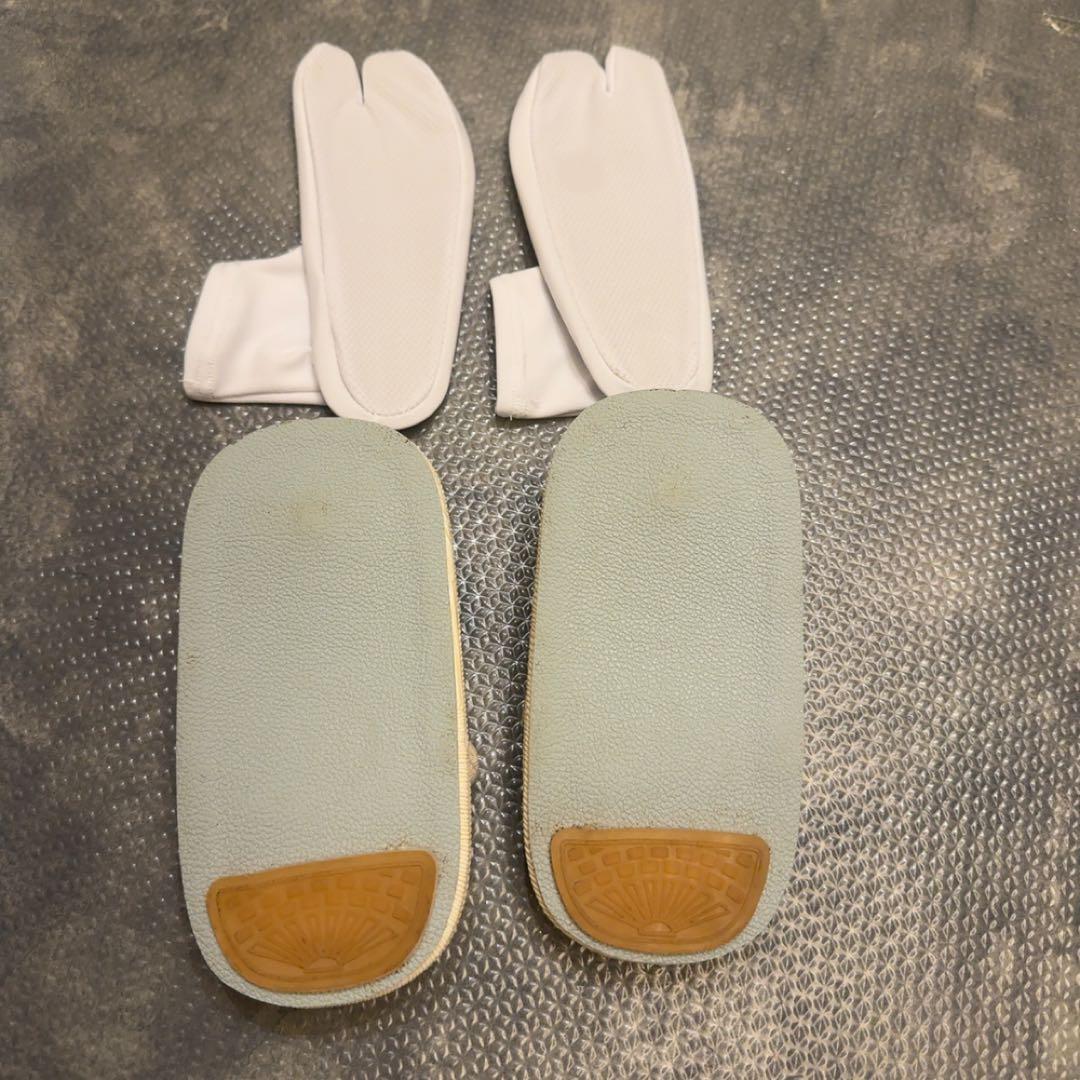 七五三着物 3歳 男の子 被布セット ベージュ金彩×墨黒の菊重ね ベレー帽つき