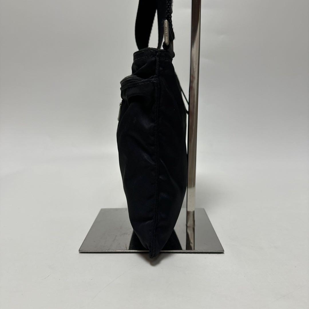 t33【美品】プラダ　三角ロゴ　ナイロン　ブラック　ショルダーバッグサコッシュ.