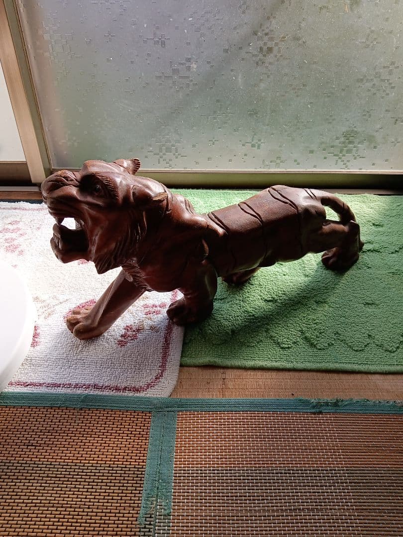 木製虎彫刻 約50cm 茶色