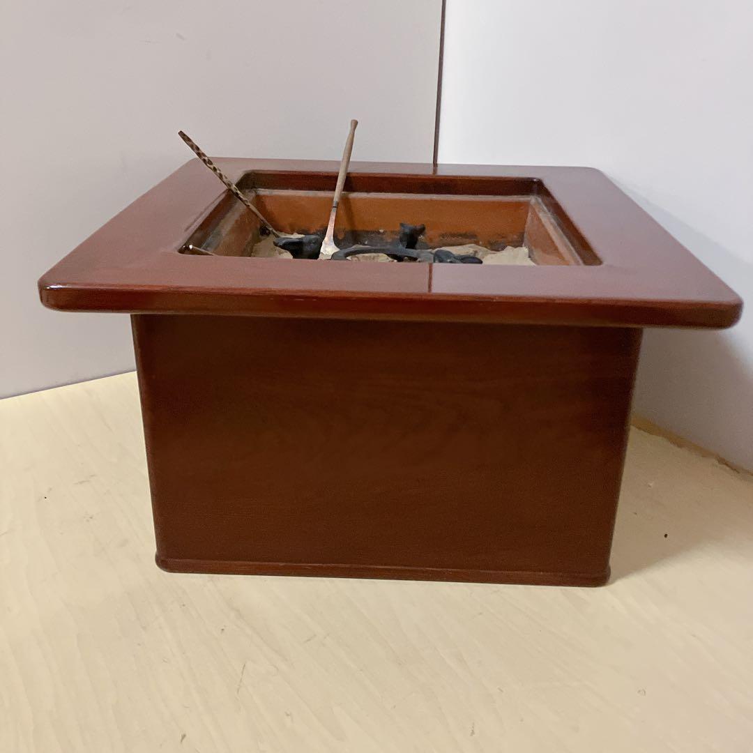 囲炉裏　木製　火鉢　火箸　灰付き　アンティーク　囲炉裏テーブル　古民具 蓋つき