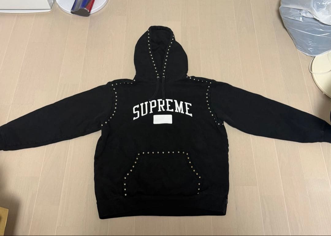 SUPREME スタッズ付き黒パーカー