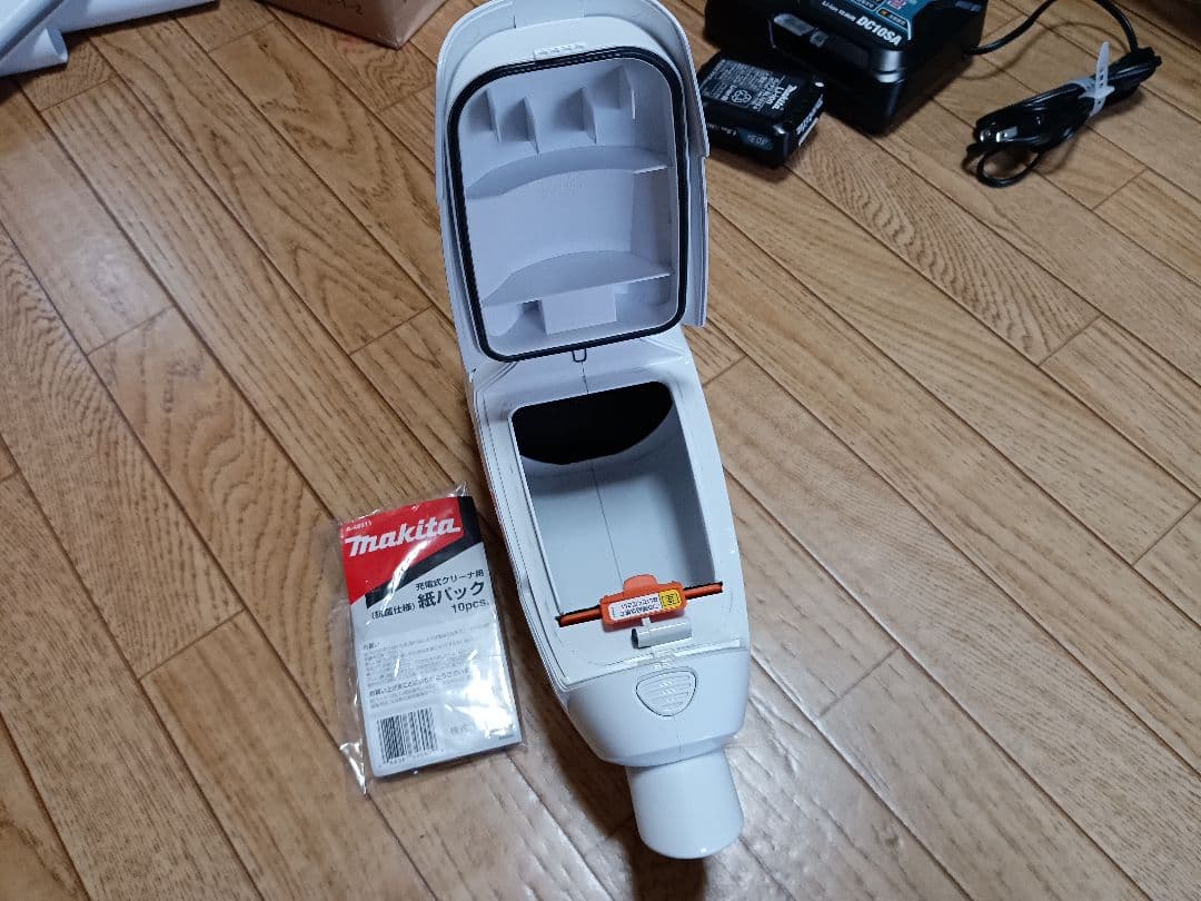 マキタ10.8V充電式クリーナCL107FD 純正バッテリー及び充電器付