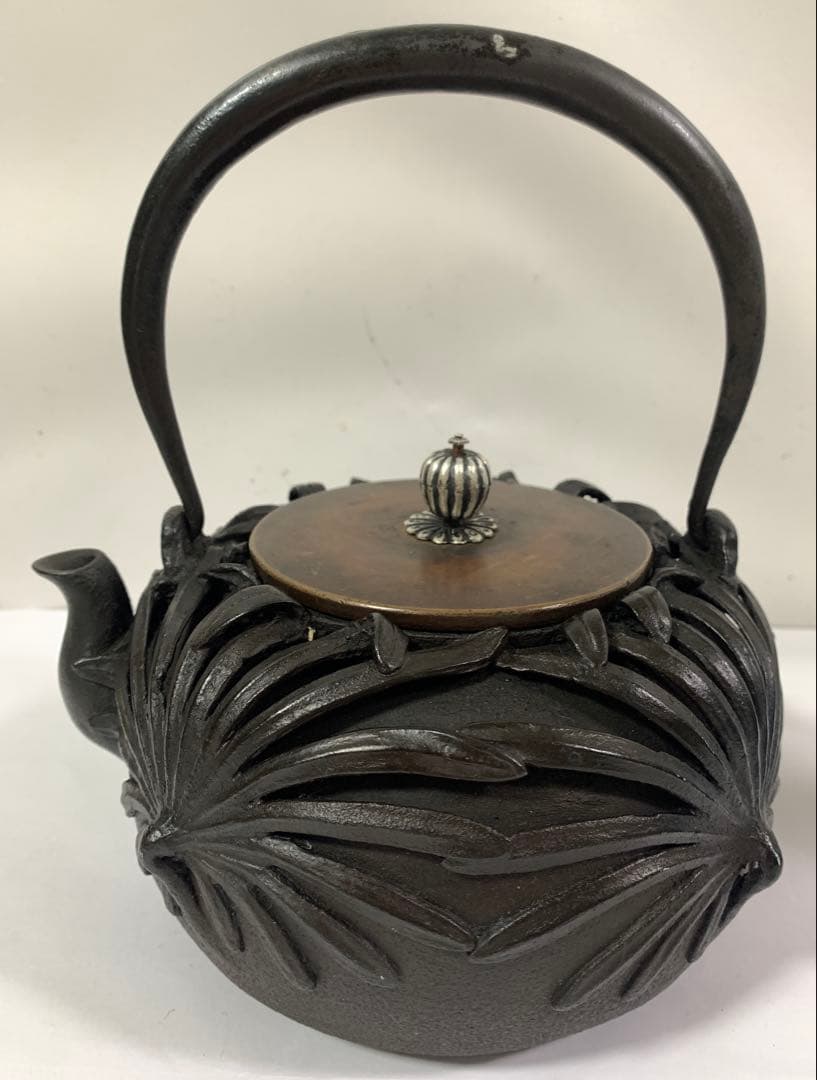 金龍堂造 高肉彫菊花文 鉄瓶 銀象嵌持手 蓋つまみ純銀 在銘