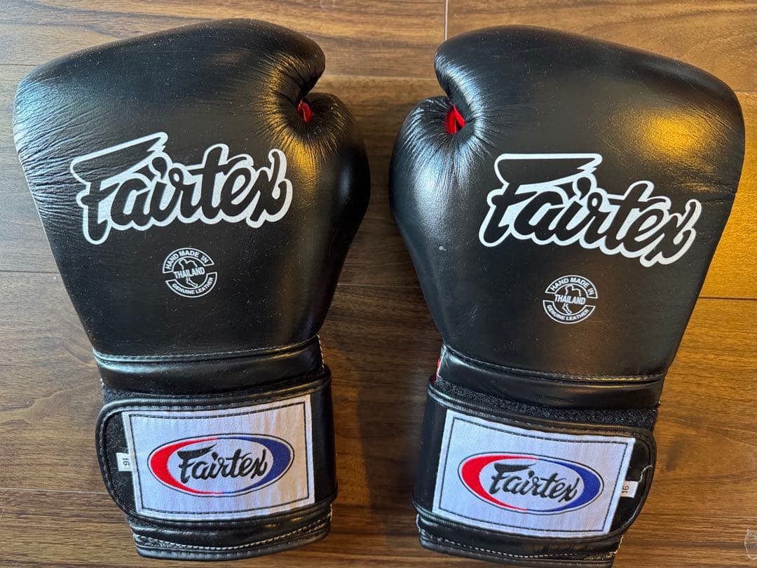 Fairtex ボクシンググローブ ブラック レッド　16oz